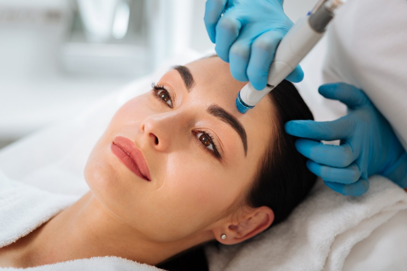 हाइड्राफेशियल ट्रीटमेंट इंदौर में ग्लोइंग स्किन के लिए (hydrafacial in indore)